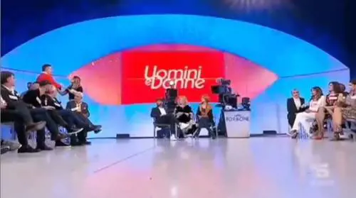 Uomini e Donne, Roberta schiaffeggia Riccardo: "Fai schifo"
