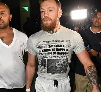 Conor McGregor distrugge il telefono di un fan perché si era avvicinato troppo a lui