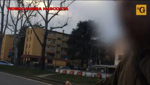 Milano, ecco il quartiere ghetto tra incendi, occupazioni e rifiuti
