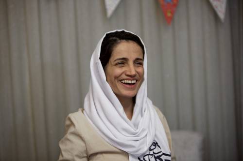 Iran, l'avvocata per i diritti umani Nasrin Sotoudeh condannata a 33 anni di carcere e 148 frustate
