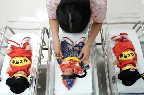 Anche la Cina corre ai ripari contro la bassa natalità