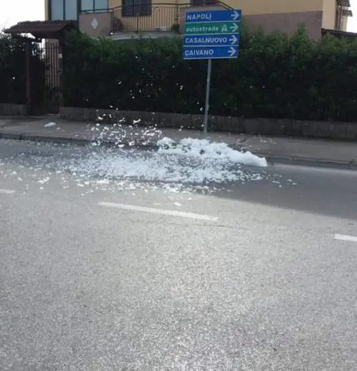 Schiuma bianca dai tombini di Acerra