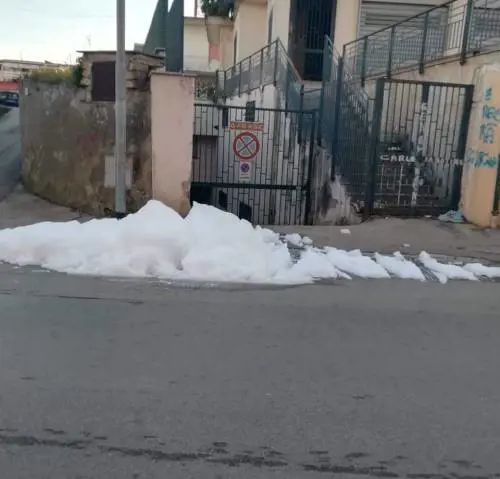 Schiuma bianca dai tombini: i casi in Campania