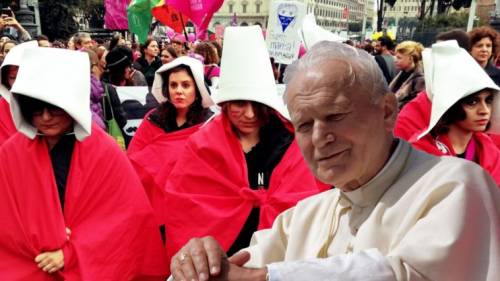 E ora le femministe attaccano pure Papa Wojtyla