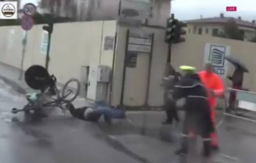 Tirreno-Adriatica: ciclista travolge passante che attraversava la strada