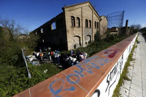 Roma, sgomberato rudere occupato: c'è un malato di tubercolosi tra gli sfollati