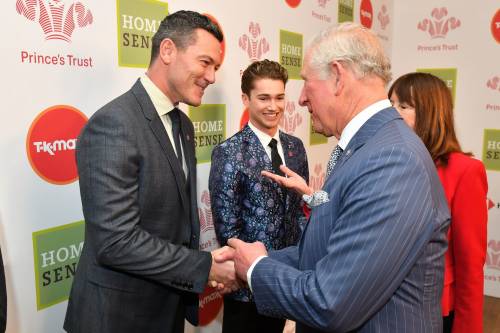 Il Principe Carlo: stretta di mano con Brian May dei Queen al The Princès Trust Awards