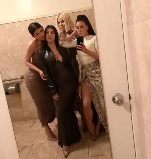 Sorelle Kardashian, lo scatto hot sui social