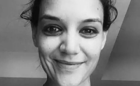 Katie Holmes di "Dawson's Creek" mostra fiera i suoi primi capelli bianchi
