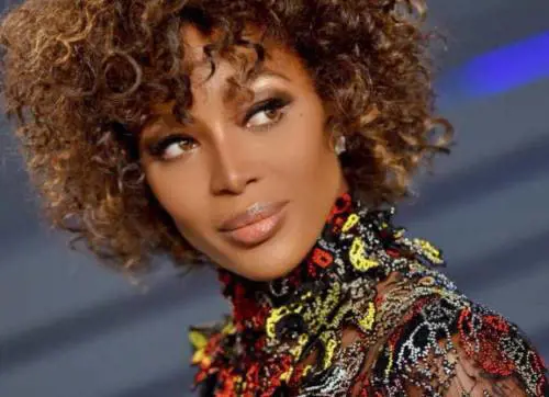 Naomi Campbell dice basta a capelli lisci e parrucche e sfoggia un look naturale