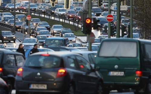 Roma, stop a soste selvagge: a processo chi parcheggia male e blocca passaggio