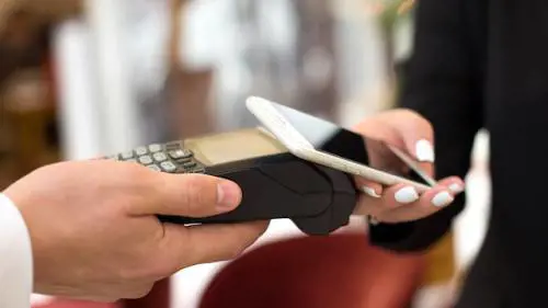 Pagamenti, nel 2022 carte e wallet supereranno il contante