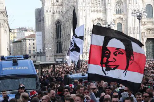 Milano, birra a fiumi per i tifosi tedeschi dell'Eintracht