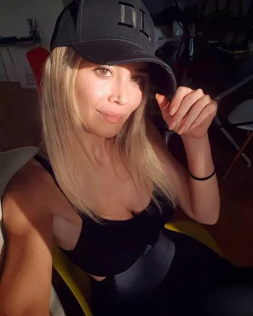 Diletta Leotta si scatena al ritmo di musica ma la scollatura è eccessiva