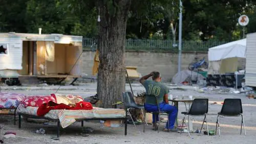 Palermo, rom bruciano rifiuti. L'ira dei residenti: "Andate via"