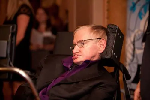 L'infermiera di Stephen Hawking radiata dall'albo: non ha fornito le cure