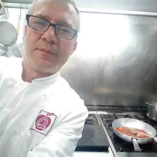 Insultato e boicottato perché assume un pizzaiolo di colore: "Razzisti fuori dal mio locale"