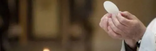Prete nega la Comunione al fedele inginocchiato: "Niente eucarestia"