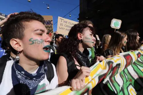 Sindacati, ambientalisti e no global: manifestanti di professione che tengono in ostaggio le città