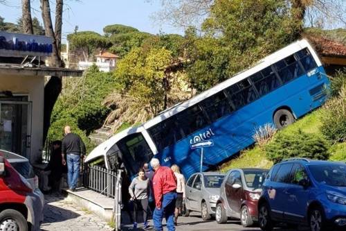 Grottaferrata, autobus finisce fuori strada: ci sono alcuni feriti