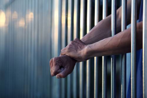 Follia in carcere a Imperia: detenuto incendia cella, 4 agenti feriti e intossicati