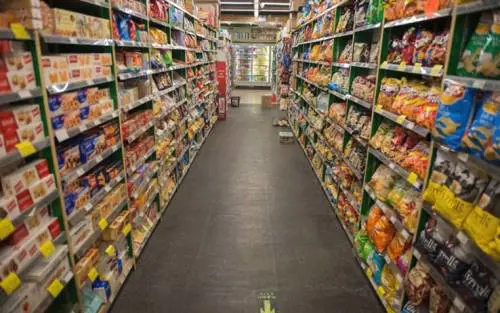 Firenze, marocchino entra in un supermarket per bere alcolici a scrocco
