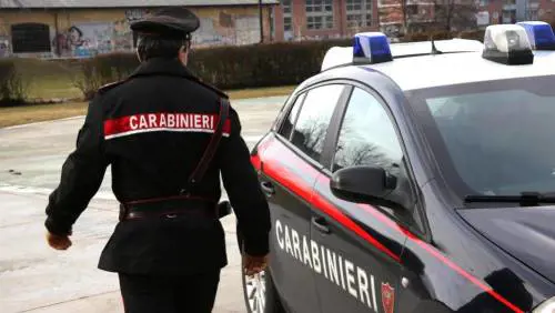 Ferisce l'ex fidanzato violento con un coltello da cucina
