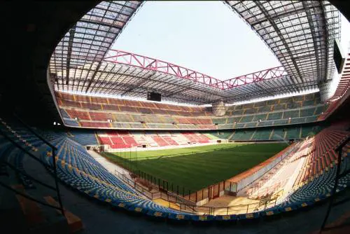 Dalle vetrine in centro al Palazzo delle Scintille il piano per "fare cassa"