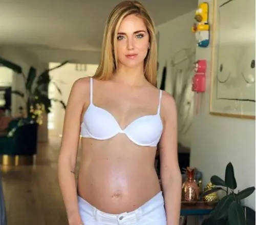 Chiara Ferragni, foto inedita col pancione: “Ero insicura del mio corpo"