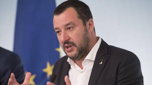Salvini vuole il grembiule obbligatorio a scuola: "Così tutti i bimbi sono uguali"