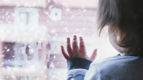 Lascia la figlia in auto per fare sesso col capo: morta bimba di 3 anni