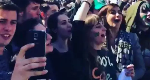 "Esco di casa per salvare il mondo". E la Boldrini saltella in piazza