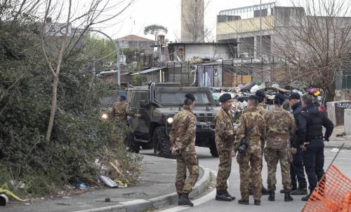 Roma, i militari all'ingresso del campo rom di via Salviati