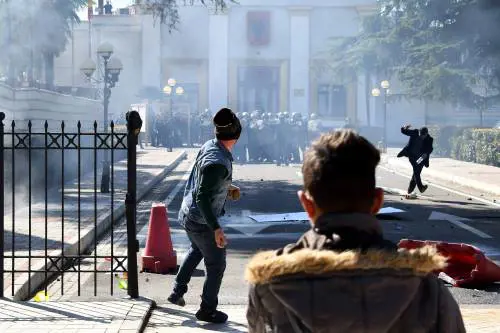 Albania, manifestanti provano ad assaltare il Parlamento