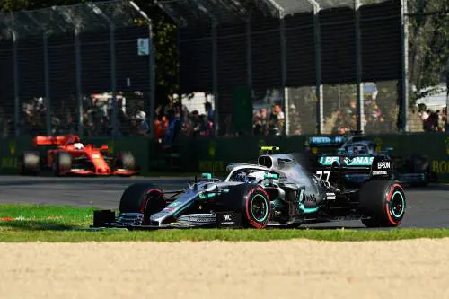 Formula Uno, Bottas è un fulmine in Australia davanti ad Hamilton. Male le Ferrari