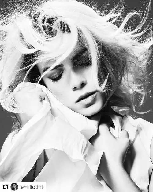 Emma Marrone è sexy nuda nella vasca da bagno