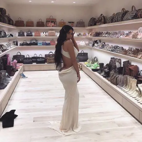 Cabine armadio da star: Kim Kardashian apre le porte su Instagram