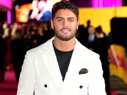 Mike Thalassitis, star dei reality UK trovato morto in un bosco. Si esclude l’omicidio