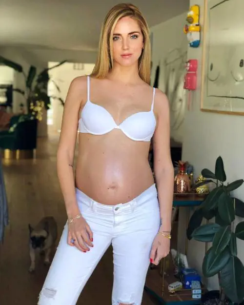 Chiara Ferragni, su Instagram la foto con il pancione: “Ero insicura del mio corpo”