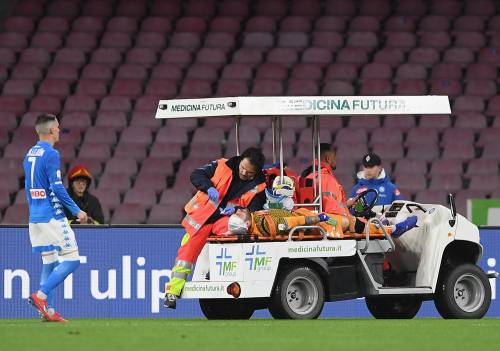 Napoli, che paura per Ospina: si accascia a terra e viene portato in ospedale