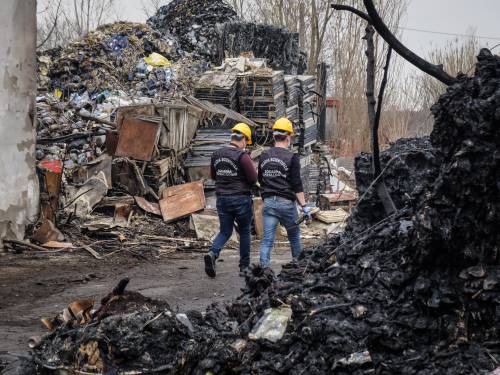 A fuoco ditta dismessa, incendio doloso e pericolo amianto