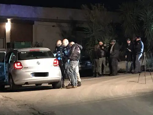 I rilievi della Polizia Scientifica sull'auto della vittima
