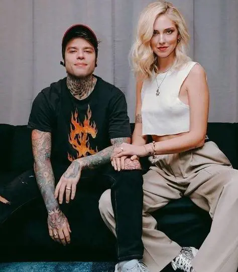 Fedez prepara il tiramisù. E i contenitori sono tutti griffati