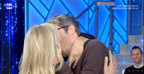 Mara Venier bacia Pif e lancia un messaggio al marito: "Nicola, non essere geloso"