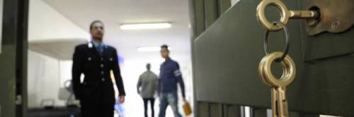 Bergamo, traffici in galera: droga in cella e gioielli nascosti in casa di agenti