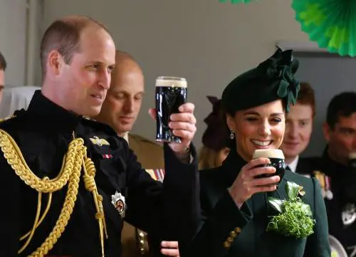 Kate Middleton non è incinta: beve birra