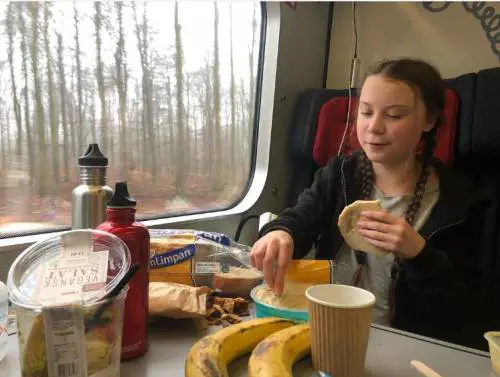 Greta mangia pane in plastica e frutta fuori stagione. E i social si scatenano