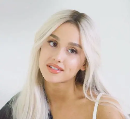 Ariana Grande, una foglia per coprire la dedica a Pete Davidson