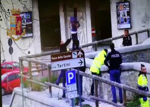 Firenze, poliziotta-eroe sventa suicidio