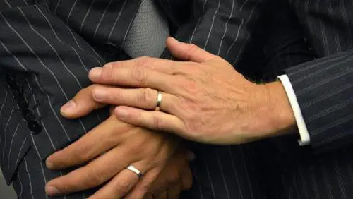 Gruppo di amici gay ha un diverbio col ristoratore: i 4 vanno via